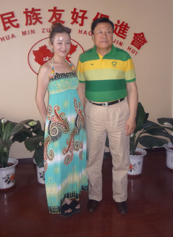 在中华民族友好促进会常务副会长齐建华等陪同下,向中国舞冠军朵哚